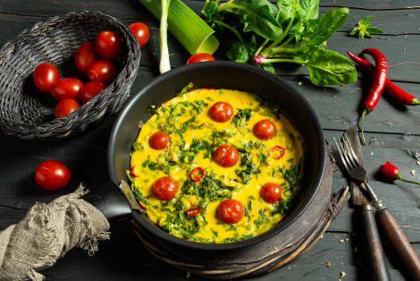 Dlaczego nie warto zmuszać się do jedzenia śniadania rano